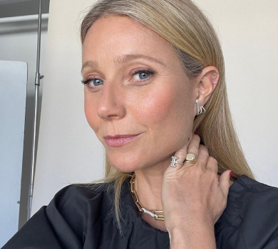 Мов сестрички: 50-річна Пелтроу у купальнику поніжилася під сонечком разом із донькою