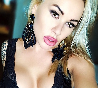 Уже не дівчинка Морозюк привітала себе з 30-річчям піротехнікою в Одесі 