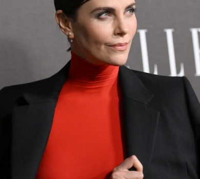 Шарліз Терон у обтислому максі-луці та з новим кольором волосся засвітилася на урочистому заході