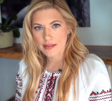 Пишаюся своїм українським корінням: зірка Вікінгів Кетрін Віннік у вишиванці висловила підтримку у річницю війни