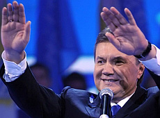 Януковича проводжали під співи грудастиків та зубастиків