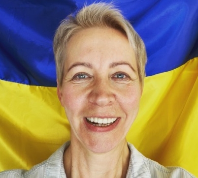 Трибунал путіну: Лазарєва на тлі жовто-блакитного прапора покликала росіян на мітинги