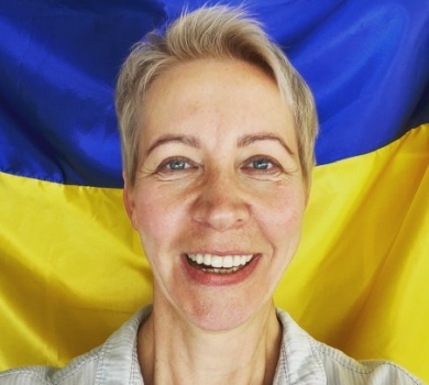 Трибунал путіну: Лазарєва на тлі жовто-блакитного прапора покликала росіян на мітинги