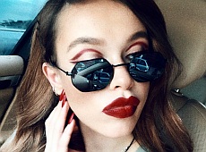 Яремчук вмістила між ніг ящик грибів. ФОТО