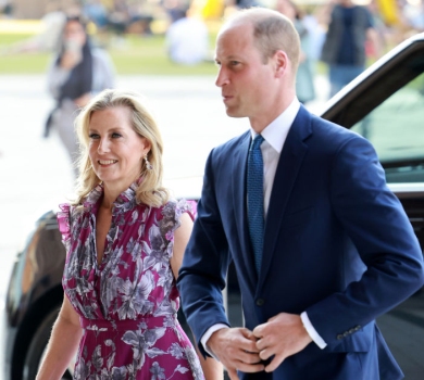А де Кейт? Принц Вільям зводив на прем'єру свою заквітчану дядину