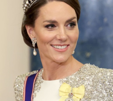 Корони, ошатні сукні та Єлизавета ІІ біля серця: луки королеви Камілли та принцеси Кейт на урочистому бенкеті