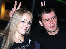 Альоші наставили роги, а колишню Пономарьова обіймав молодик