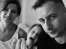 Чорно-білий Жадан знявся з дружиною та донькою. ФОТО 