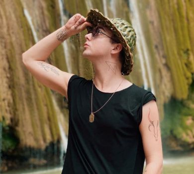 Melovin із голим торсом приліг на засмаглу білявку у Домінікані  