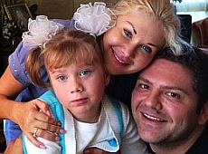 Бужинська показала сімейну ідилію з дочкою і нареченим у Криму