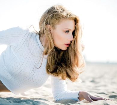 Кароль у куцих шортах та босоніж попозувала на пляжі. ФОТО 