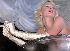 Періс Хілтон влаштувала напівголі танці у бокалі. ФОТО