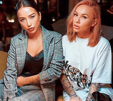 Дружина Морозюка в міні поклала руку між голих стегон жінки Мандзюка. ФОТО