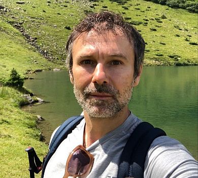 Вакарчук у Карпатах посвітив голим торсом та накачав ноги 