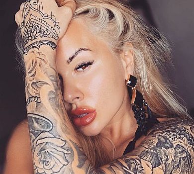 Морозюк у спідньому та з губами на циці зібралася писати книгу 