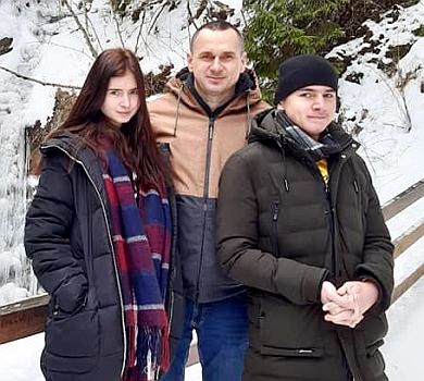 Нарешті ми з'єдналися: Сенцов розповів, що з окупованого півострова до Києва переїхали його мама і син