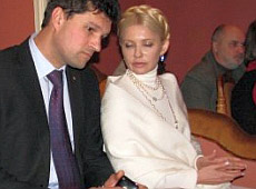 Тимошенко сходила до театру з високим брюнетом