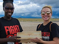 Наречена Кличка стала прийомною мамою кенійського слона. ФОТО