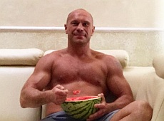 Набундючений Кива заселфився з голою жінкою у Празі. ФОТО