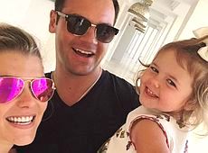 Вагітна Блохіна їсть солоні огірки, практикує йогу і хоче народжувати в Україні