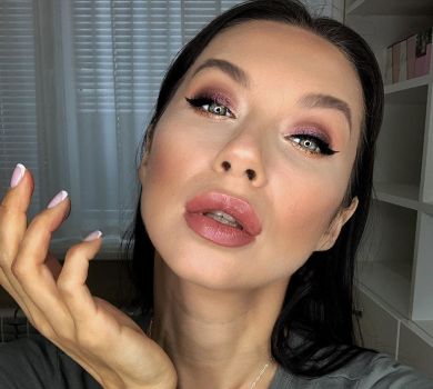 Жінка Ступки посвітила грудьми в прозорому мереживі