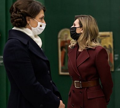 Перша леді у бордовому total-look зводила литовську колегу до музею