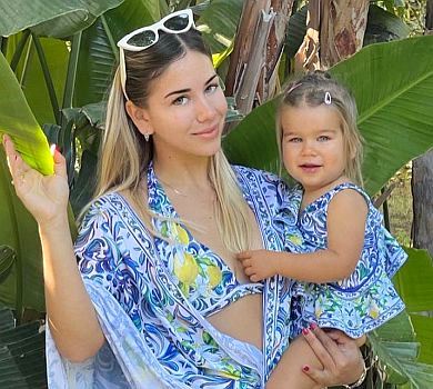 Дружина футболіста Маліновського зачарувала пляжним фемілі-луком із донечкою. ФОТО