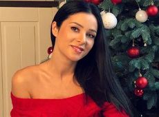 Огнєвіч на рожевому килимку позакидала ноги та розслабилася з м’ячем 