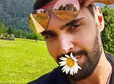 Козловський у Карпатах пірнув у річку та приєднався до стада корів. ФОТО