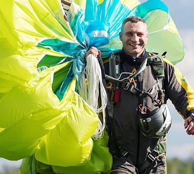 Парашутист Кличко з землі та з неба привітав журналістів