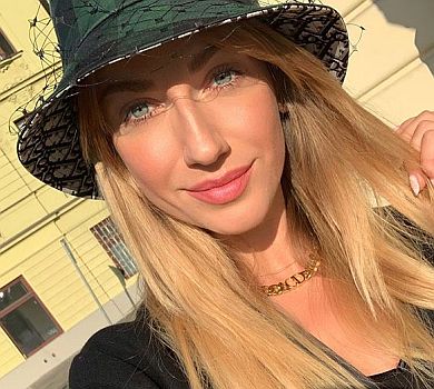 Нікітюк показалася до і після мейкапу та в бікіні зі шлангом 