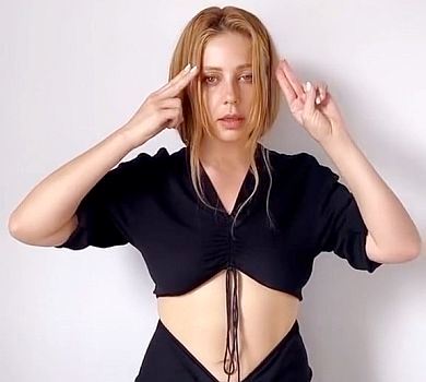 Кароль із голим животом заінтригувала мережу дивними рухами. ВІДЕО