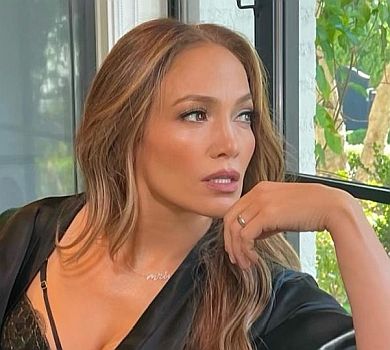 Лопес у домашньому фотосеті показала бюст у мереживі крупним планом. ФОТО