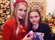 Сестри Сумські та Литовченко в хутрі подивилися на розписані яйця. ФОТО 