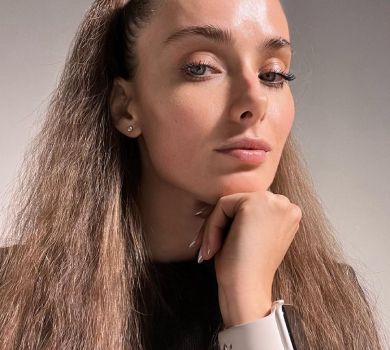 Мішина з блискучим мейком посвітила засмаглим пресом на стільці