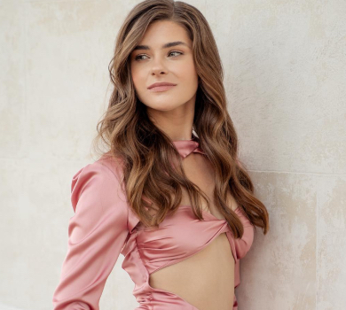 Дружина Остапчука помилувалася собою топлес та заселфилася для соцмереж