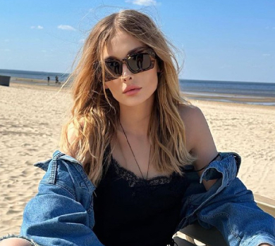 Онопка у дірявих джинсах та хутряних капцях показалася на пляжі в Юрмалі