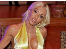 На пляжній вечірці Кульбаба влаштувала танці на столі