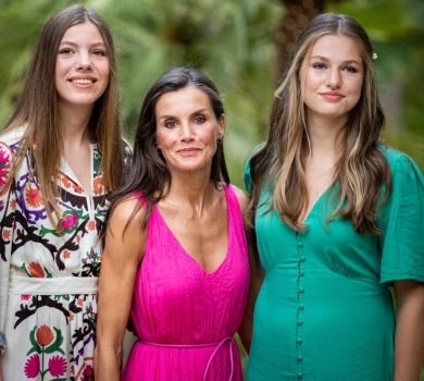 Королева та принцеси Іспанії в яскравих платтях попозували для фото з чоловіком і татом