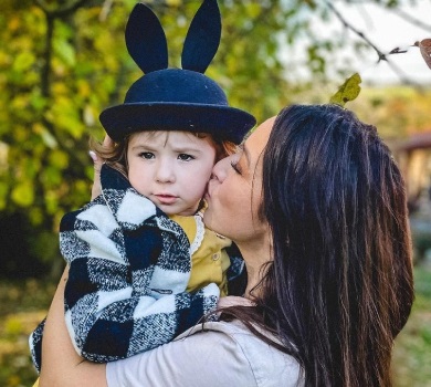 Карпа з 2-річною донькою в осінньому листі показали правильну суботу. ФОТО