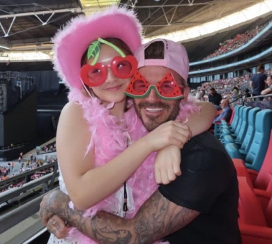 Бекхем у рожевому боа відірвався з 11-річною донькою на концерті дівочого кумира. ВІДЕО