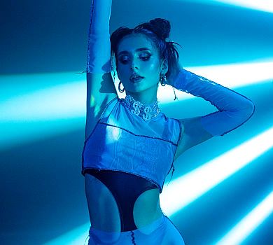 Дівчинка подорослішала: Трінчер у відвертих убраннях стала спокусницею в новому ВІДЕО