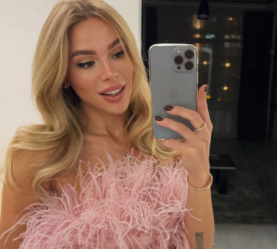 Ексдружина Гусєва в коктейльному міні покрутилася коло спіральної ялинки