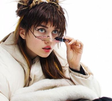 Jerry Heil прикрила груди хутром та зізналася, що залипає на голих людей 