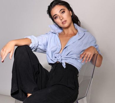 Мендель заінтригувала фотосетом із загадковим чоловіком 