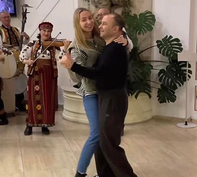 Неочікувана імпровізація: як Павлік дружину на руках у танці кружляв. ВІДЕО
