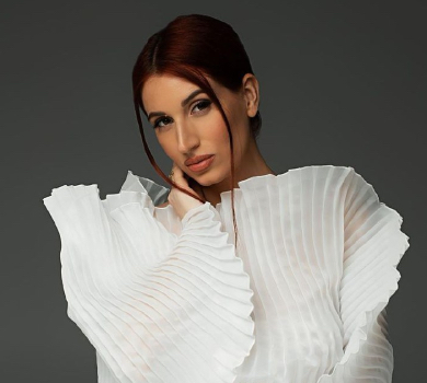 Емеральд в очікуванні пологів обтягнула животик зефірною сукнею