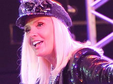 Дочка Мороза під Лайму Вайкуле відкрила новий салон