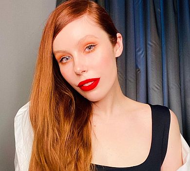 Соня Плакидюк у панчохах вразила йогою в шпагаті. ФОТО