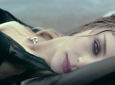 Кароль у новому кліпі змокла з конем. ФОТО 